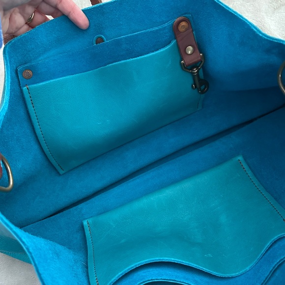 Go Forth Goods Extra Large Avery Leather Tote with Closure - Picture 5 of 10